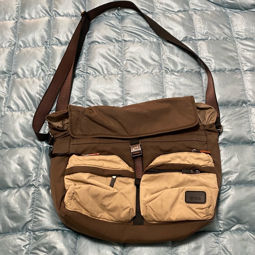 Tumi Messenger bag in Excellent condition. Retail $399